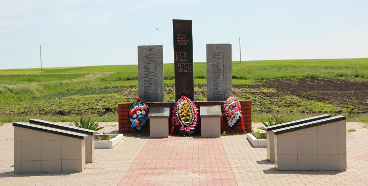 с. Петровка Белгородского р-на. Памятник, установленный на братской могиле, в которой похоронено 40 советских воинов, погибших в 1943 году. 