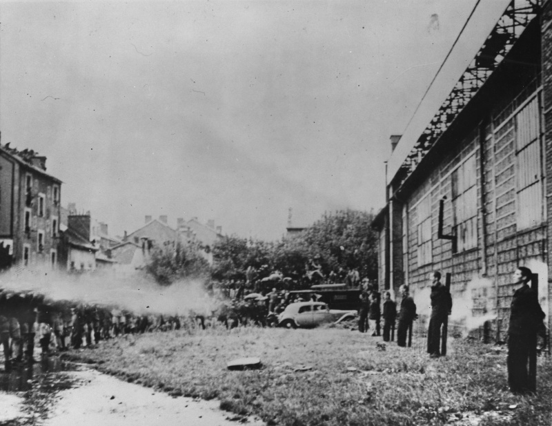 Солдаты сил «Свободной Франции» расстреливают шестерых соотечественников, сотрудничавших с немцами. 22 сентября 1944 г. 