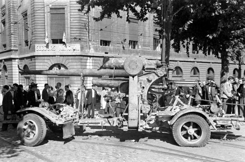 Французы у немецкого орудия «Flak 18» в Лионе. Сентябрь 1944 г. 