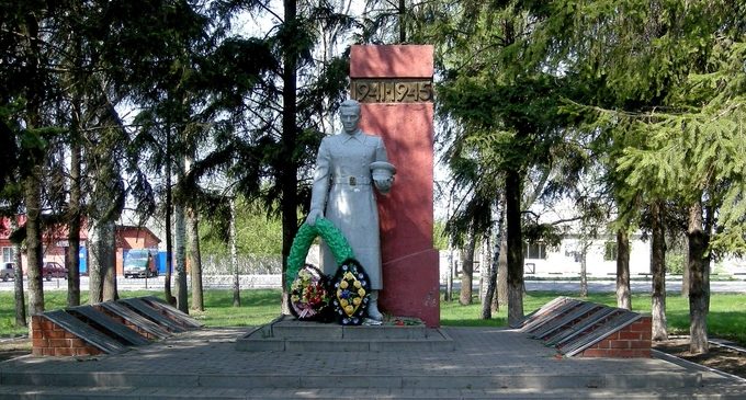 с. Головчино Грайворонского городского округа. Памятник по улице Кравченко 9б, установленный на братской могиле, в которой похоронено 9 советских воинов, погибших в 1943 году. 