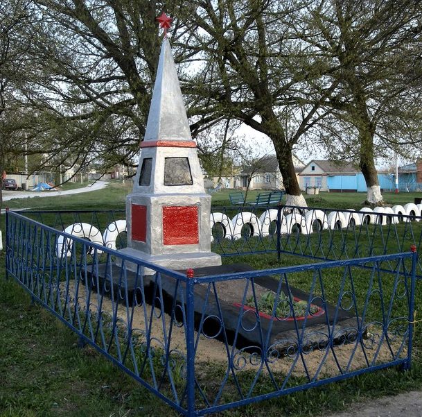 с. Петропавловка Белгородского р-на. Памятник, установленный на братской могиле, в которой похоронено 16 советских воинов.
