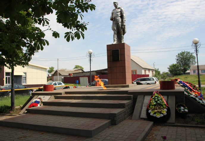  п. Разумное Белгородского р-на. Памятник по улице Горького, установленный на братской могиле, в которой захоронено 264 советских воинов, погибших в 1943 году. 
