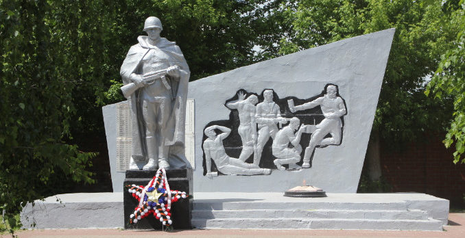 с. Пушкарное Белгородского р-на. Памятник по улице Центральная 30, установленный на братской могиле, в которой захоронено 84 советских воина, погибших в 1943 году. 