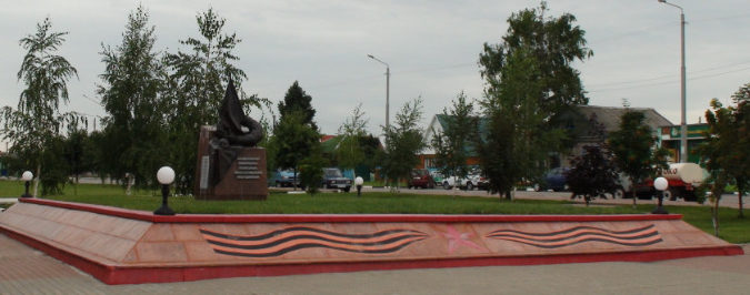 с. Красное Красненского р-на. Памятник по улице Октябрьской, установленный на братской могиле, в которой похоронено 607 советских воинов, в т.ч. 591 неизвестный, погибших в 1943 году. 