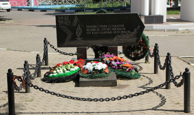 п. Северный Белгородского р-на. Памятник по улице Школьная 37а, установленный на братской могиле, в которой похоронено 12 советских воинов, погибших в боях с фашистскими захватчиками.