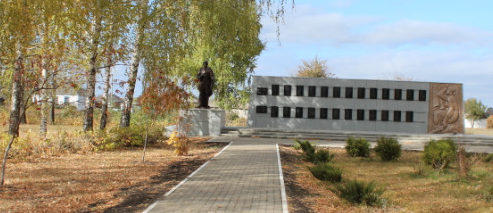 с. Круглое Красненского р-на. Памятник на улице Жданова, установленный на братской могиле советских воинов.