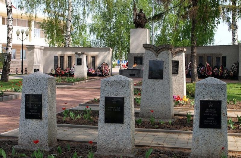 Правая и левая части мемориала с братскими могилами.