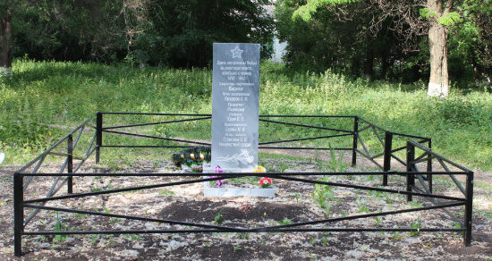 с. Новоуколово Красненского р-на. Памятник, установленный на братской могиле советских воинов.