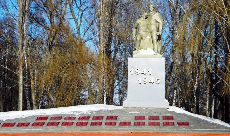 с. Новоуколово Красненского р-на. Памятник советским воинам.