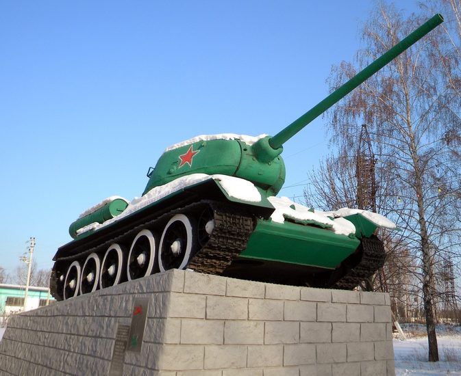 г. Грайворон. Памятник-танк Т-34 по улице Тарана 1к, установленный в честь воинов-кантемировцев, освободивших город от немецких захватчиков 7 августа 1943 года. 