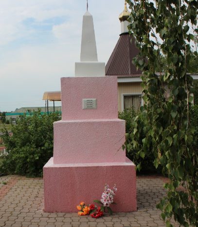 с. Расховец Красненского р-на. Памятник по улице Центральной, установленный на братской могиле советских воинов.
