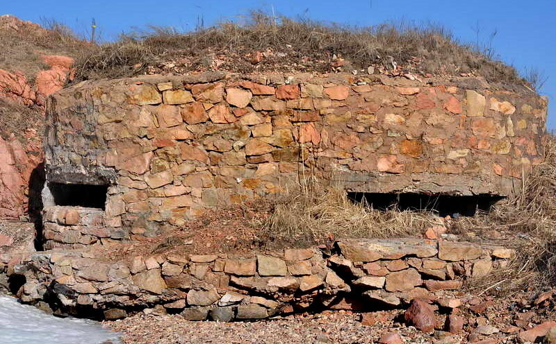 Двухамбразурный каменно-бутовый ДОТ №230 на острове Русский был построен в 1941 году. Расположен на полуострове Кондратенко, южная сторона м. Камень. Класс защиты - М-3.
