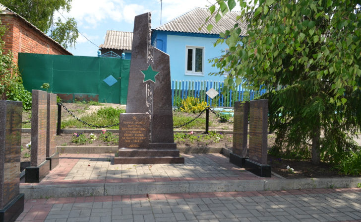 с. Стрелецкое Белгородского р-на. Памятник по улице Краснооктябрьской, установленный на братской могиле, в которой похоронено 89 советских воинов. 