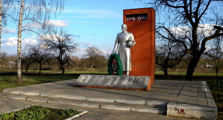 с. Доброе Грайворонского городского округа. Памятник по улице Грайворонской 15б, установленный на братской могиле, в которой похоронено 40 советских воинов, погибших в 1943 году. 