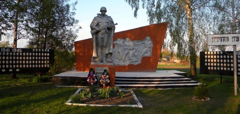 с. Дорогощь Грайворонского городского округа. Памятник по улице Советской 13а, установленный на братской могиле, в которой похоронено 13 советских воинов, погибших в 1943 году.