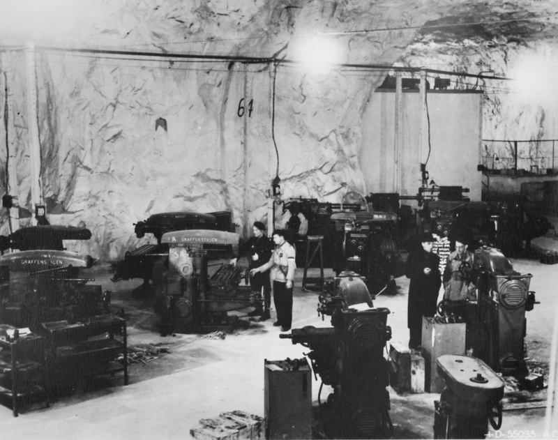 Союзники осматривают цеха захваченного авиационного завода в пещерах французского городка Сент-Астье. 24 ноября 1944 г. 
