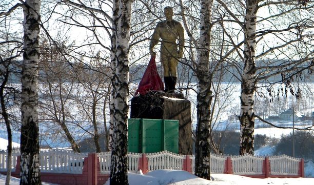 с. Дроновка Грайворонского городского округа. Памятник, установленный на братской могиле, в которой похоронено 9 советских воинов.