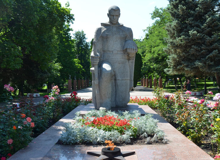 г. Бирюч Красногвардейского р-на. Памятник на Соборной площади, установленный на братской могиле, в которой похоронено 77 советских воинов, в т.ч. 56 неизвестных, погибших в 1943 году. 