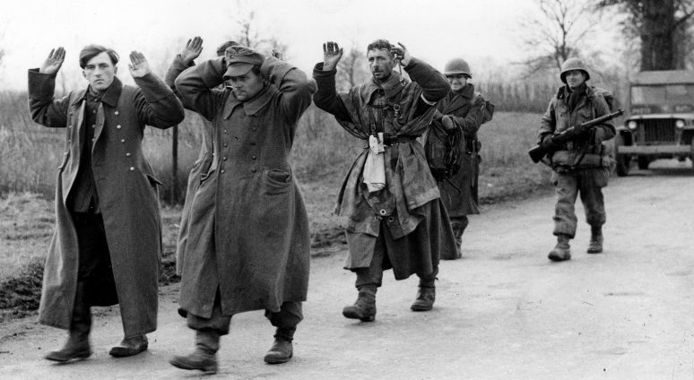 Пленные немецкие солдаты в восточной Франции. 30 ноября 1944 г. 