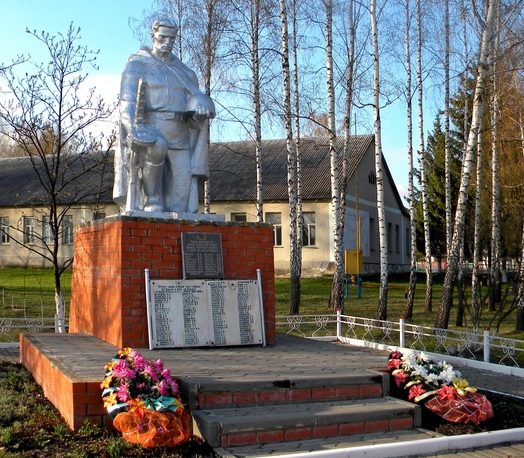 с. Замостье Грайворонского городского округа. Памятник по улице Добросельской 22, установленный на братской могиле, в которой похоронено 7 советских воинов, погибших в 1943 году. 