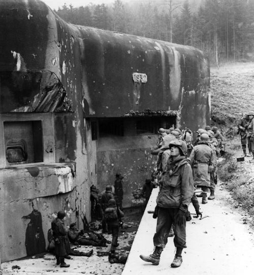 Американские солдаты у ДОТа форта Хакенберг линии Мажино. 1944 г.