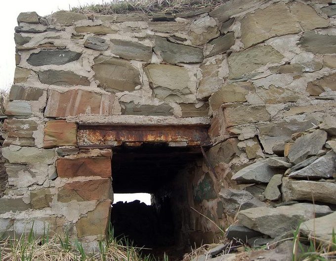 Двухамбразурный каменно-бутовый ДОТ №244 на острове Русский был построен в 1941 году. Расположен на перешейке п-ова Тобизина. Класс защиты - М-3.