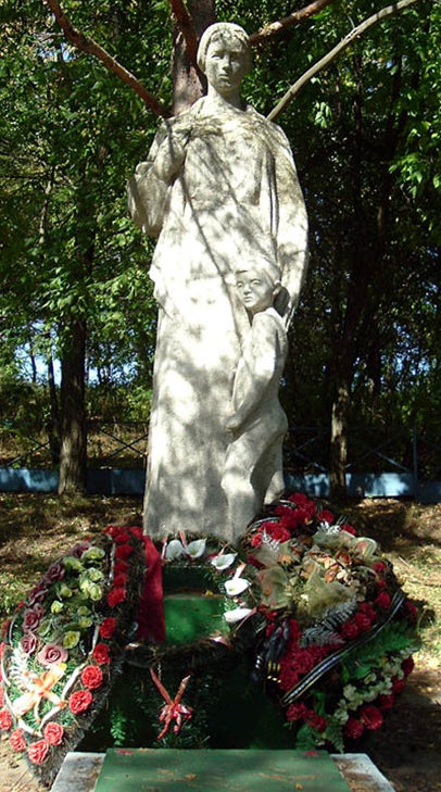 с. Черемошное Белгородского р-на. Памятник по улице им. Соловьёва 1а, установленный на братской могиле советских воинов. 