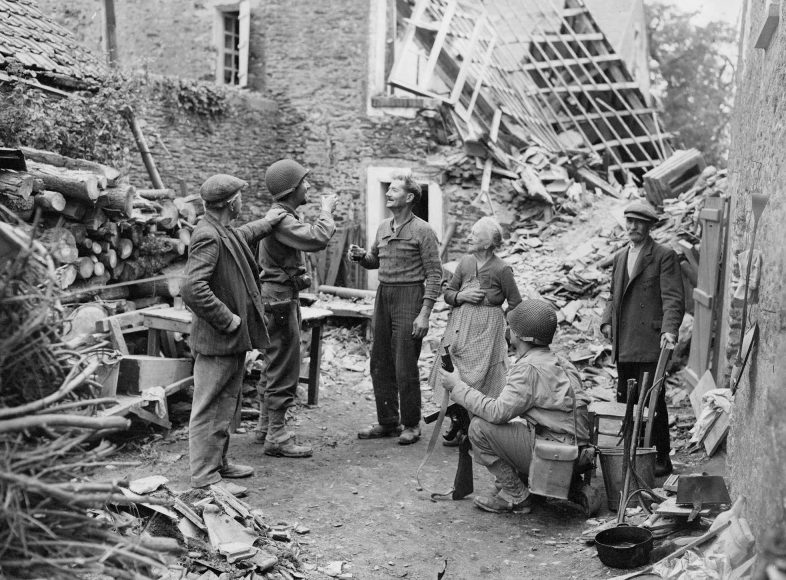 Американский офицер выпивает с жителем городка Сен-Ло. 1944 г. 