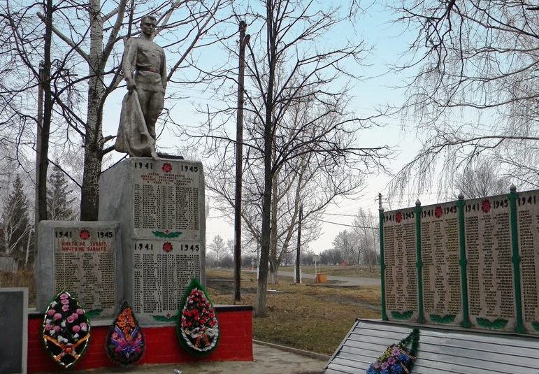 с. Ивановская Лисица Грайворонского городского округа. Памятник по улице Комсомольской 24а, установленный на братской могиле, в которой похоронено 113 советских воинов, погибших в 1943 году. 