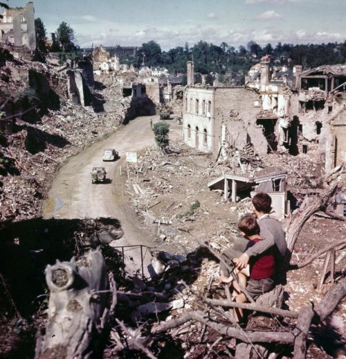 Французские дети в разрушенном города Сен-Ло. 1944 г.