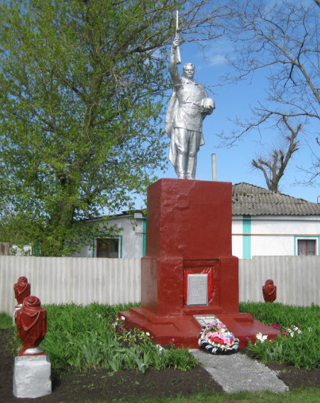 с. Валуй Красногвардейского р-на. Памятник по улице Железнодорожной, установленный на братской могиле, в которой похоронено 87 советских воинов, в т.ч. 80 неизвестных, погибших в 1943 году.