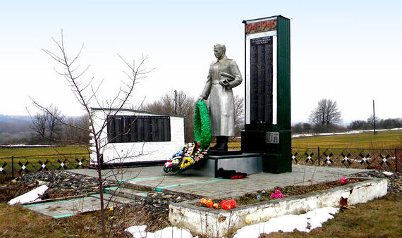 с. Косилово Грайворонского городского округа. Памятник по улице Горянка 22б, установленный на братской могиле, в которой похоронено 169 советских воинов, погибших в 1943 году. 