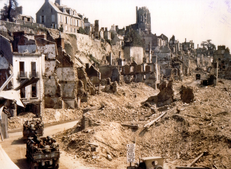 Американская колонна в Сен-Ло. 1944 г.