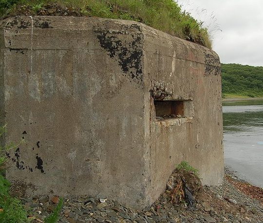 Двухамбразурный ДОТ №252 на острове Русский был построен в 1941 году. Расположен западнее мыса Балка. Класс защиты - М-3.