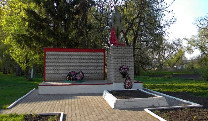 с. Мокрая Орловка Грайворонского городского округа. Памятник по улице Центральной 54, установленный на братской могиле, в которой похоронено 9 советских воинов, погибших в 1943 году. 