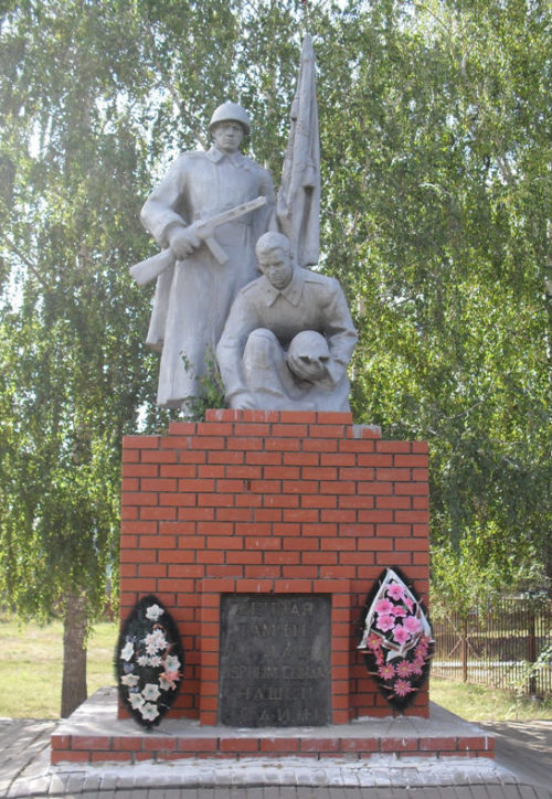 с. Верхняя Покровка Красногвардейского р-на. Памятник, установленный на братской могиле, в которой похоронено 6 советских воина, в т.ч. 3 неизвестных, погибших в 1943 году.