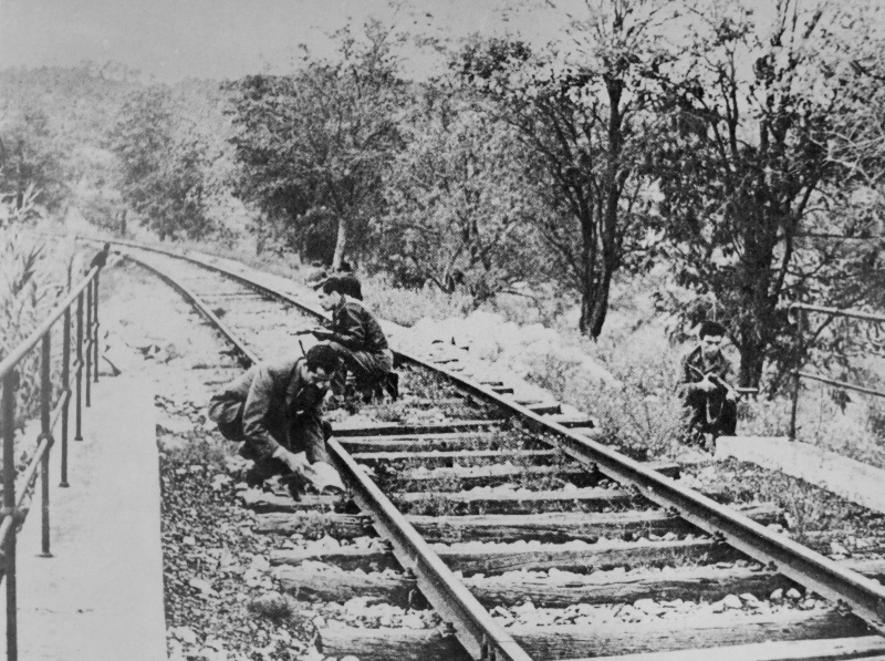Французские партизаны минируют железнодорожный мост. 1944 г. 