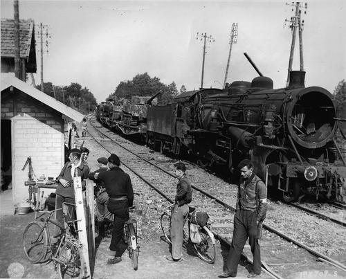Бойцы Сопротивления у разрушенного немецкого поезда. 1944 г. 