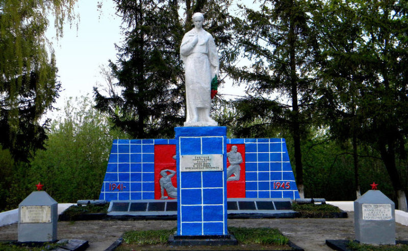с. Новостроевка-Первая Грайворонского городского округа. Памятник по улице Первомайской 77а, установленный на братской могиле, в которой похоронено 10 советских воина, погибших в 1943 году.
