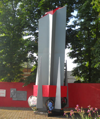 п. Борисовка ул. Коминтерна. Памятник, установленный на братской могиле, в которых похоронено 5 неизвестных советских воинов, погибших в 1943 году. 