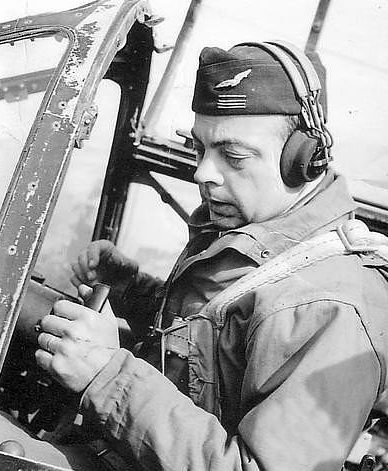Французский писатель Антуан де Сент-Экзюпери в кабине своего истребителя «P-38». 1944 г. 