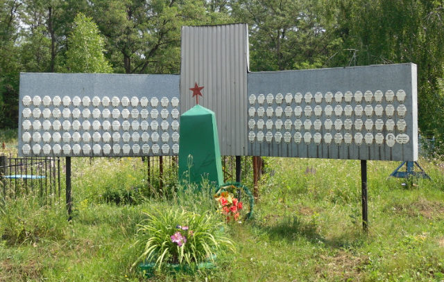 с. Пороз Грайворонского городского округа. Памятник по улице Сергеевка 2в, установленный на братской могиле советских воинов, погибших в 1943 году. 