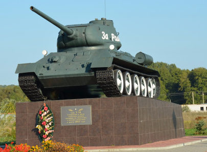 п. Борисовка. Танк Т-34 установлен в 2009 году в честь советских воинов, погибших на подступах к посёлку в марте 1943 года. 