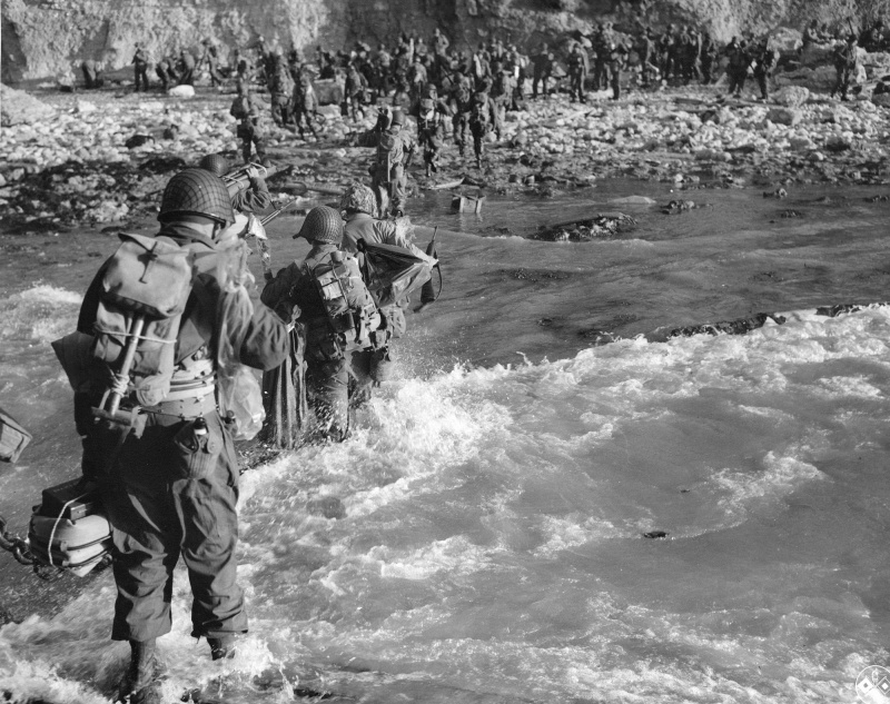 Американские солдаты форсируют вброд горную речку во Франции. 1944 г. 