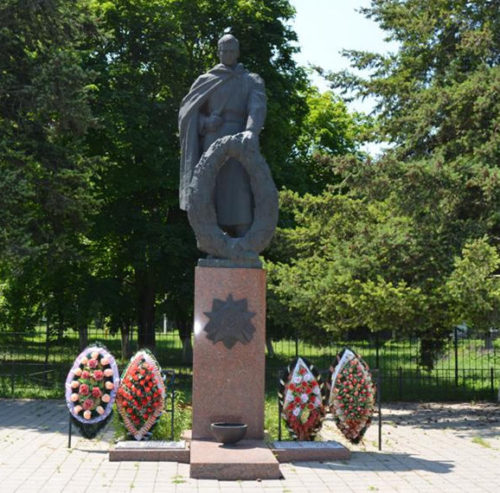 с. Засосна Красногвардейского р-на. Памятник по улице Ленина, установленный на братской могиле, в которой похоронено 18 советских воинов, погибших в 1943 году.