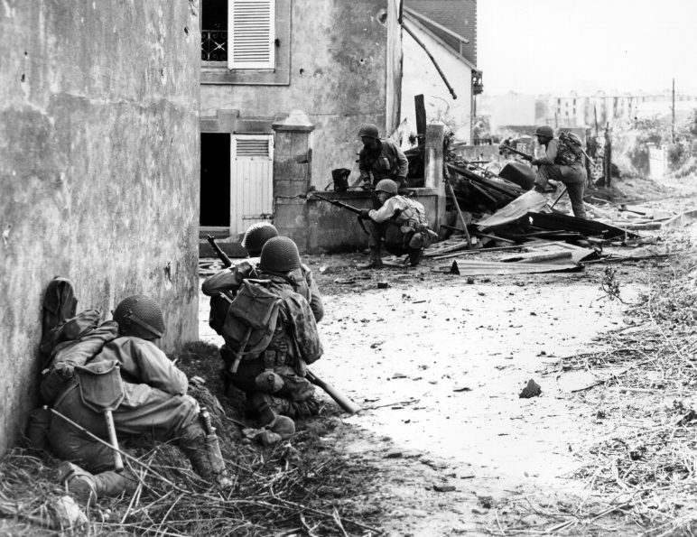 Американские пехотинцы в городском бою. Франция, 1944 г.
