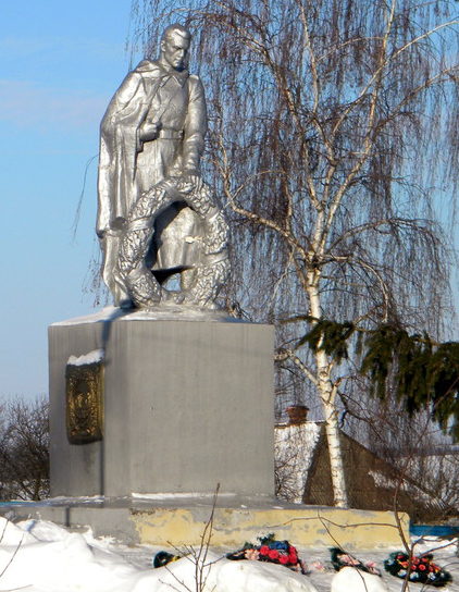 с. Почаево Грайворонского городского округа. Памятник по улице Кирова 72, установленный на братской могиле, в которой похоронено 27 советских воина, погибших в 1943 году. 