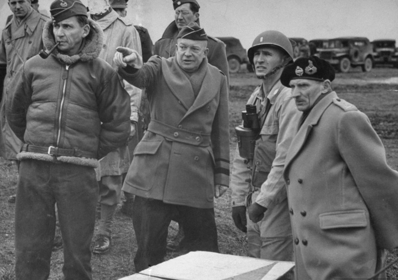 Командующий Королевскими ВВС Великобритании маршал Артур Теддер, генерал Дуайт Эйзенхауэр и генерал Бернард Монтгомери. 1944 г.