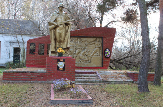 с. Сподарюшино Грайворонского городского округа. Памятник по улице Сумской 7, установленный на братской могиле, в которой похоронено 5 советских воинов, погибших в 1943 году. 