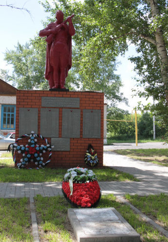 с. Клиновец Красногвардейского р-на. Памятник, установленный на братской могиле, в которой похоронено 23 советских воина, в т.ч. 17 неизвестных, погибших в 1943 году.